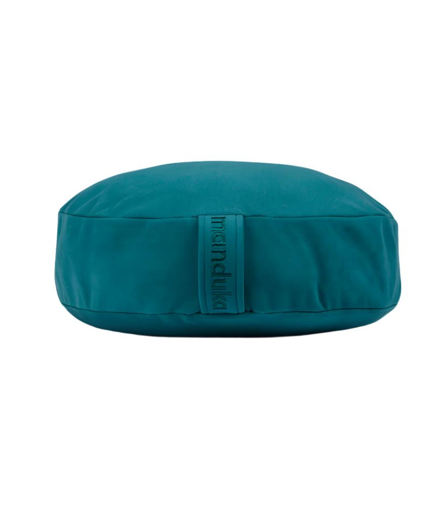 Μαξιλάρι Διαλογισμού Manduka Meditation Cushion με υποστήριξη διπλής όψης - Deep Sea .Διαστάσεις: 38cm x 12,7cm.Βάρος: 1,9 kg - mykarma.gr