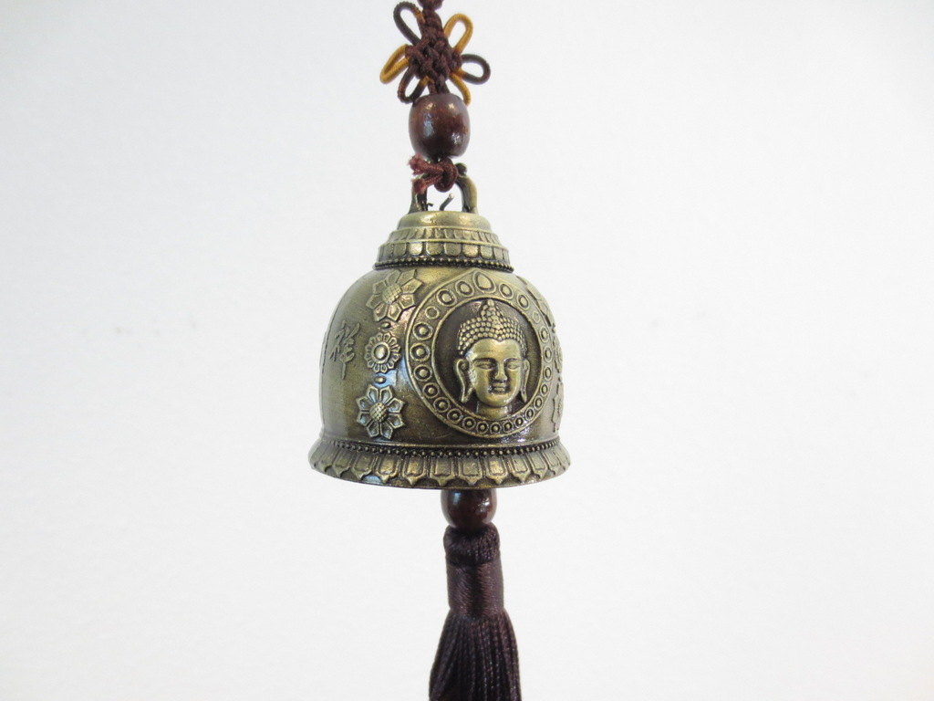 Feng Shui- Κρεμαστά Τοίχου Τυχερό Κουδούνι/Καμπανάκι - Lucky Bell Buddha απο μέταλλο. Συνολικό μήκος: 28 cm. Μέγεθος καμπάνας: 6 x 5 cm - mykarma.gr