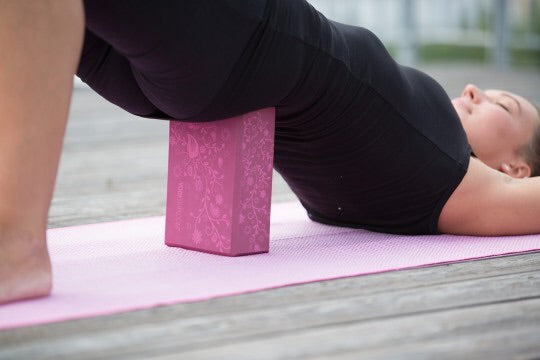 Yogistar- Yoga & Pilates block Big 'Indian flower', wine red.Διαστάσεις 22.6 cm x 15 cm x 7.8 cm.Βάρος:120 g - mykarma.gr