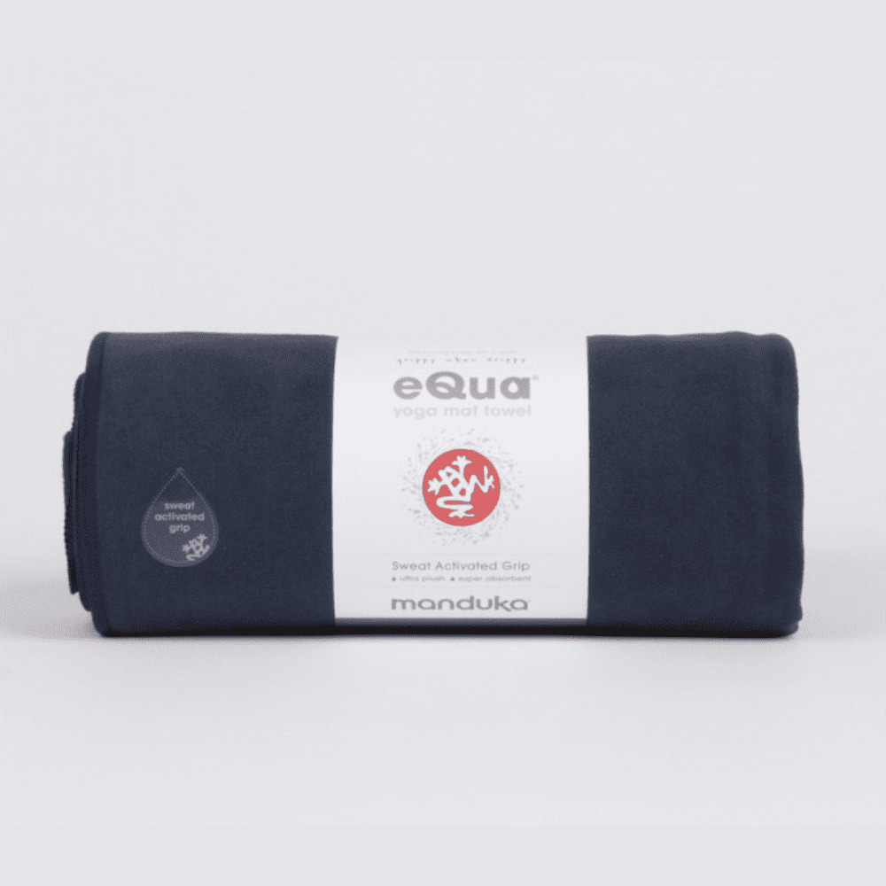 Manduka πετσέτα Στρώματος eQua® Yoga Towel -Midnight  183 x 67 cm   400 g - mykarma.gr