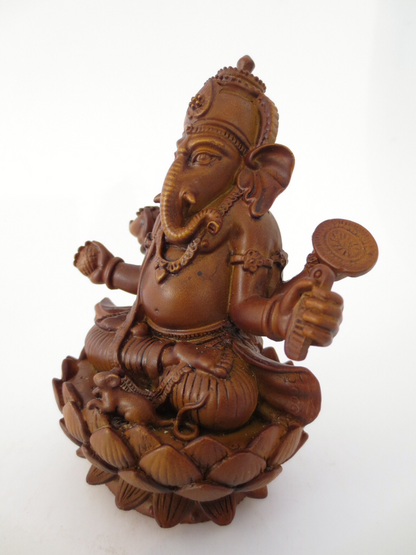 Αγαλμα Ganesh με ποντικάκι σε Λωτό - καφέ χρώμα. Διαστάσεις:11 x 8 cm Βάρος:150 g - mykarma.gr
