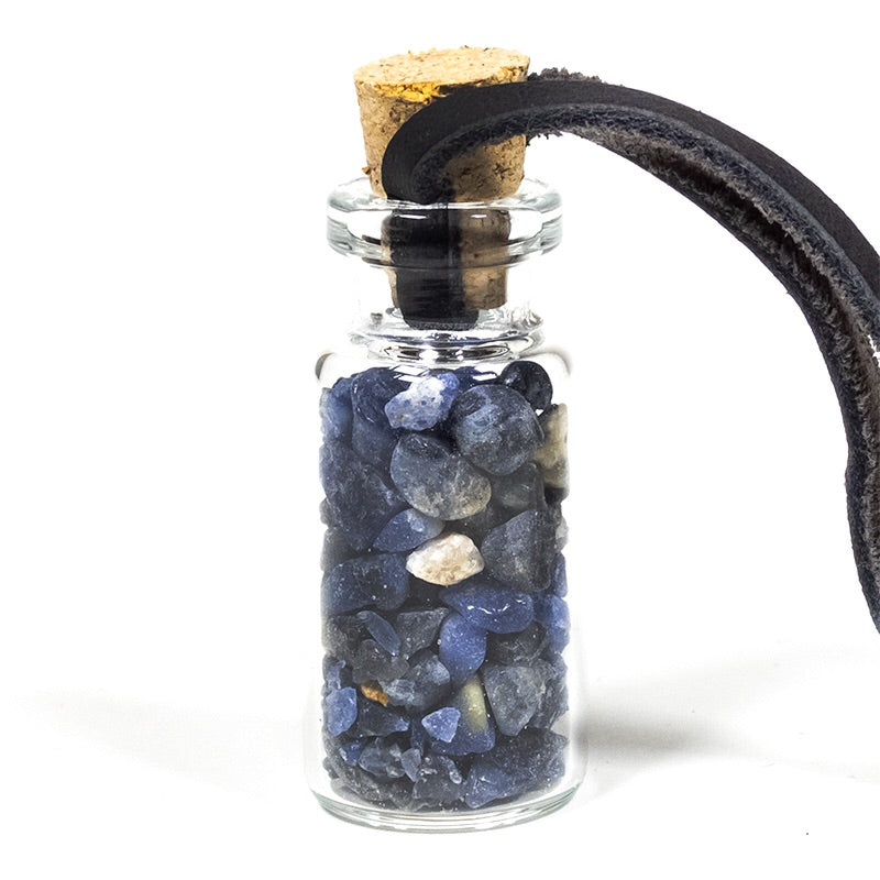 Φυσικό ορυκτό πέτρωμα σε γυάλινη συσκευασία δώρου με κορδόνι-Σοδαλίτης(Sodalite).Διαστάσεις: 3,6 cm.Βάρος:12 γρ. - mykarma.gr