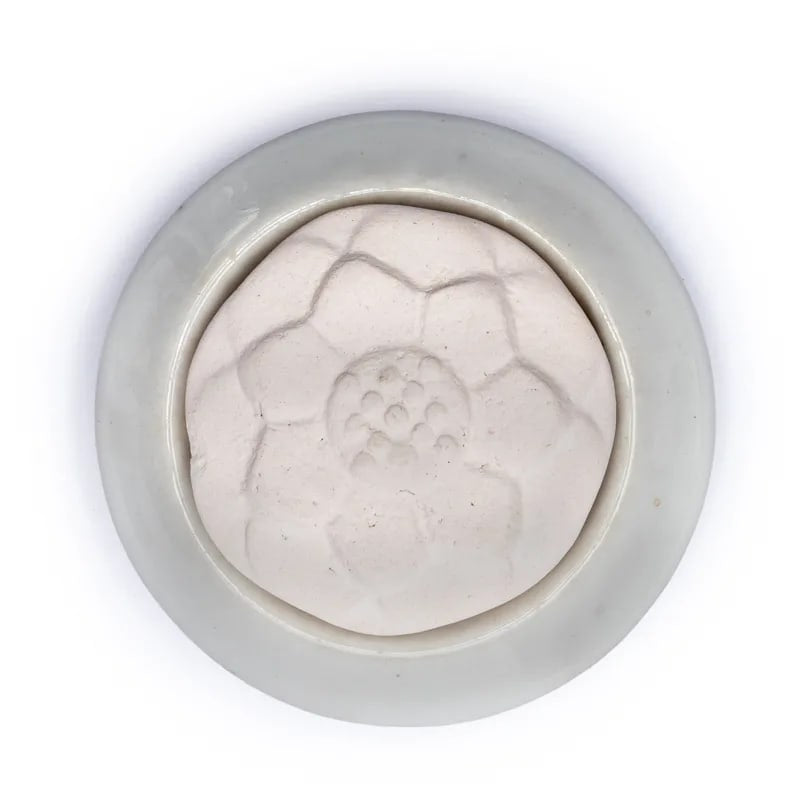 Αρωματική πέτρα/Aroma Stone Diffuser «Lotus» για Αιθέριο έλαιο - με λευκή βάση. Διαστάσεις 7,5 cm. - mykarma.gr