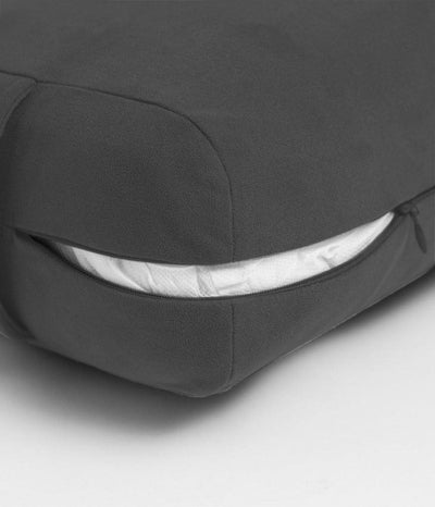 Manduka  enlight™ Rectangular Bolster - Thunder (Grey) .Διαστάσεις: 71 x 30 x 12 cm Βάρος: 1,1 kg - mykarma.gr