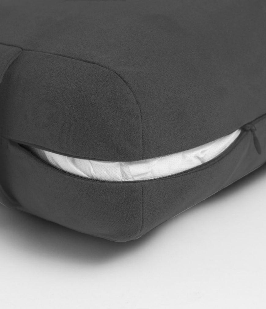 Manduka  enlight™ Rectangular Bolster - Thunder (Grey) .Διαστάσεις: 71 x 30 x 12 cm Βάρος: 1,1 kg - mykarma.gr