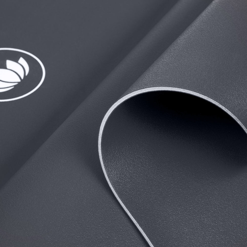 Lotuscrafts Yoga Mat ARISE | Αντιολισθητικό στρώμα Yoga από φυσικό καουτσούκ & 15% ανακυκλώσιμο λατέξ - Graphit. Βάρος 2kg Διαστάσεις 185cm x 65cm Πάχος 0,4cm - mykarma.gr