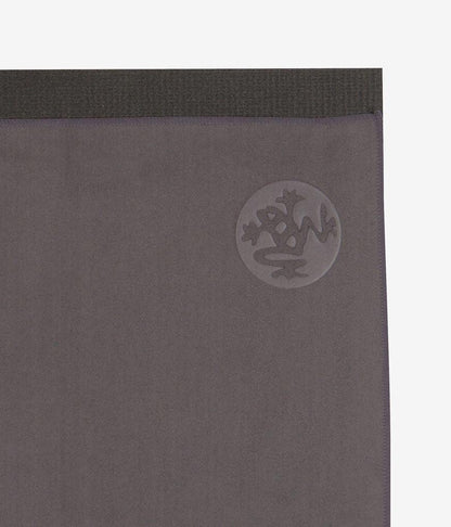 Manduka πετσέτα Στρώματος eQua® Yoga Towel -Thunder   183 x 67 cm  400 g - mykarma.gr