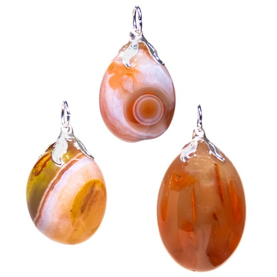 Κρεμαστό Μενταγιόν από Κόκκινο Αχάτη (Red Agate).Διαστάσεις: 1,5 εκ.(Η συσκευασία περιέχει 1 τεμάχιο) - mykarma.gr