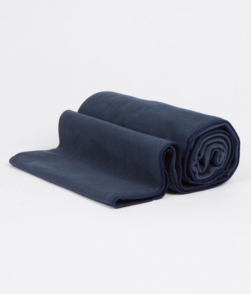 Manduka πετσέτα Στρώματος eQua® Yoga Towel -Midnight  183 x 67 cm   400 g - mykarma.gr