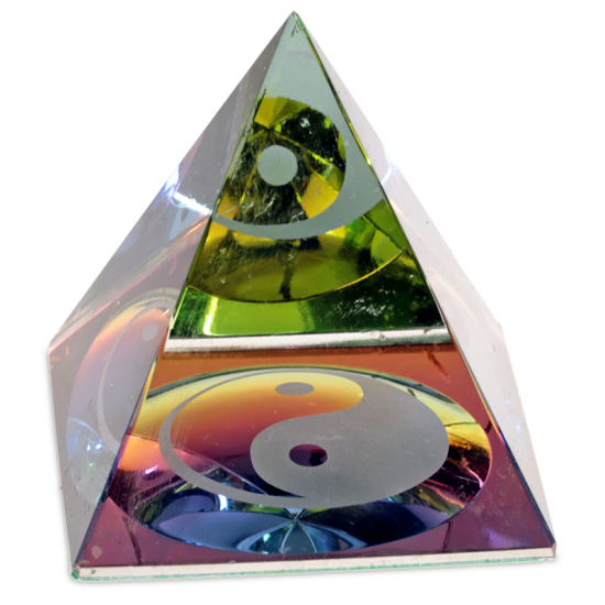 Κρύσταλλοι feng shui Πυραμίδα Κρυστάλλου με το σύμβολο Yin Yang στη βάση του   Διαστάσεις: 4 × 4 × 4 cm - mykarma.gr