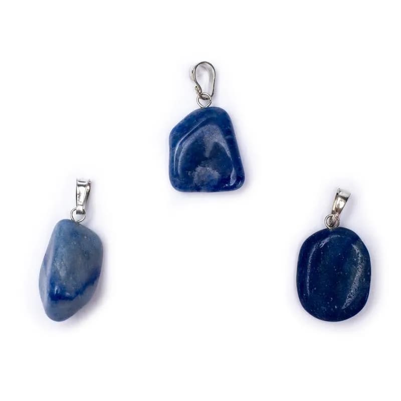 Κρεμαστό Μενταγιόν από Μπλε Χαλαζία (Blue Quartz).Διαστάσεις: 2 εκ.(Η συσκευασία περιέχει 1 τεμάχιο) - mykarma.gr