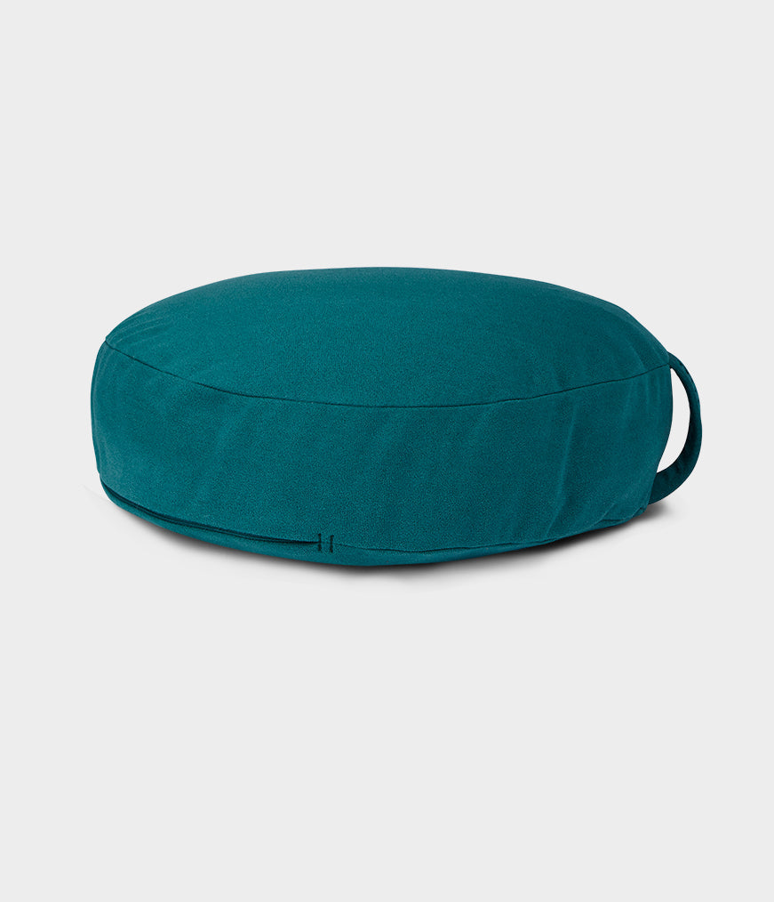 Μαξιλάρι Διαλογισμού Manduka Meditation Cushion με υποστήριξη διπλής όψης - Deep Sea .Διαστάσεις: 38cm x 12,7cm.Βάρος: 1,9 kg - mykarma.gr