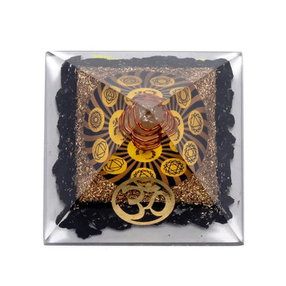 Οργονίτες-Orgone Chakra Πυραμίδα Μαύρη Τουρμαλίνη (Black Tourmaline) με «Ohm».Διαστάσεις: 7 × 7 × 6 cm - mykarma.gr