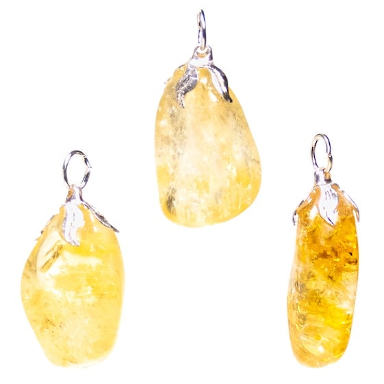 Κρεμαστό Μενταγιόν από Κιτρίνη (Citrine).Διαστάσεις: 2 εκ.(Η συσκευασία περιέχει 1 τεμάχιο) - mykarma.gr