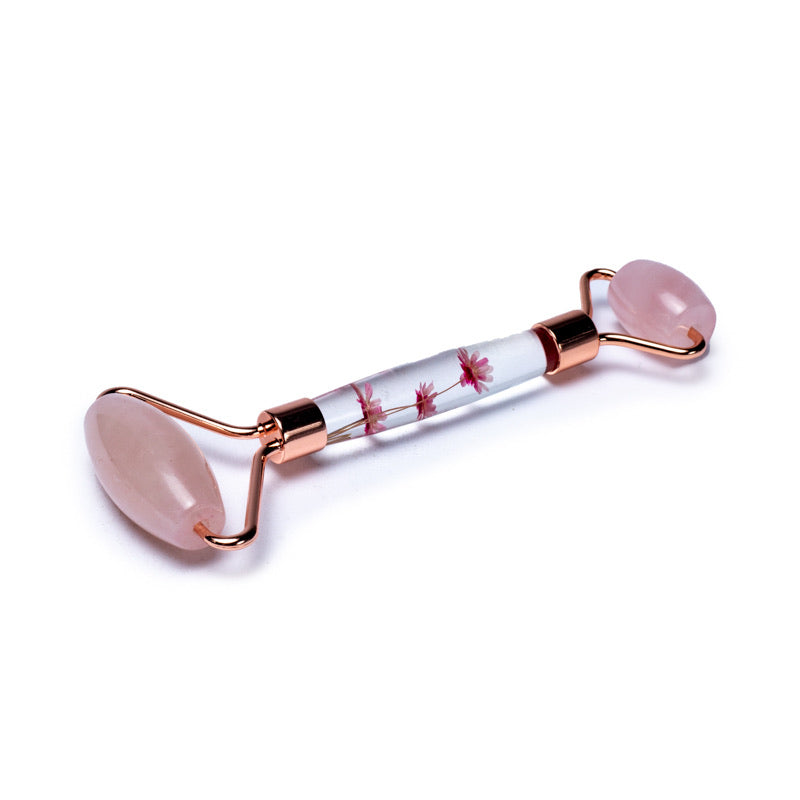 Rose Quartz Massage Roller - Ροζ Χαλαζίας κύλινδροι με Λουλούδια στη λαβή για μασάζ προσώπου. Διαστάσεις: 14 εκ.Βάρος: 70 γρ - mykarma.gr