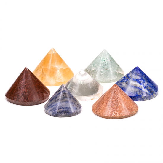 Σετ από 7 πέτρες που έχουν σχήμα κώνου σε χρώματα 7 τσάκρας - σε βελούδινη τσάντα. Διαστάσεις: 2,5 εκ. - mykarma.gr
