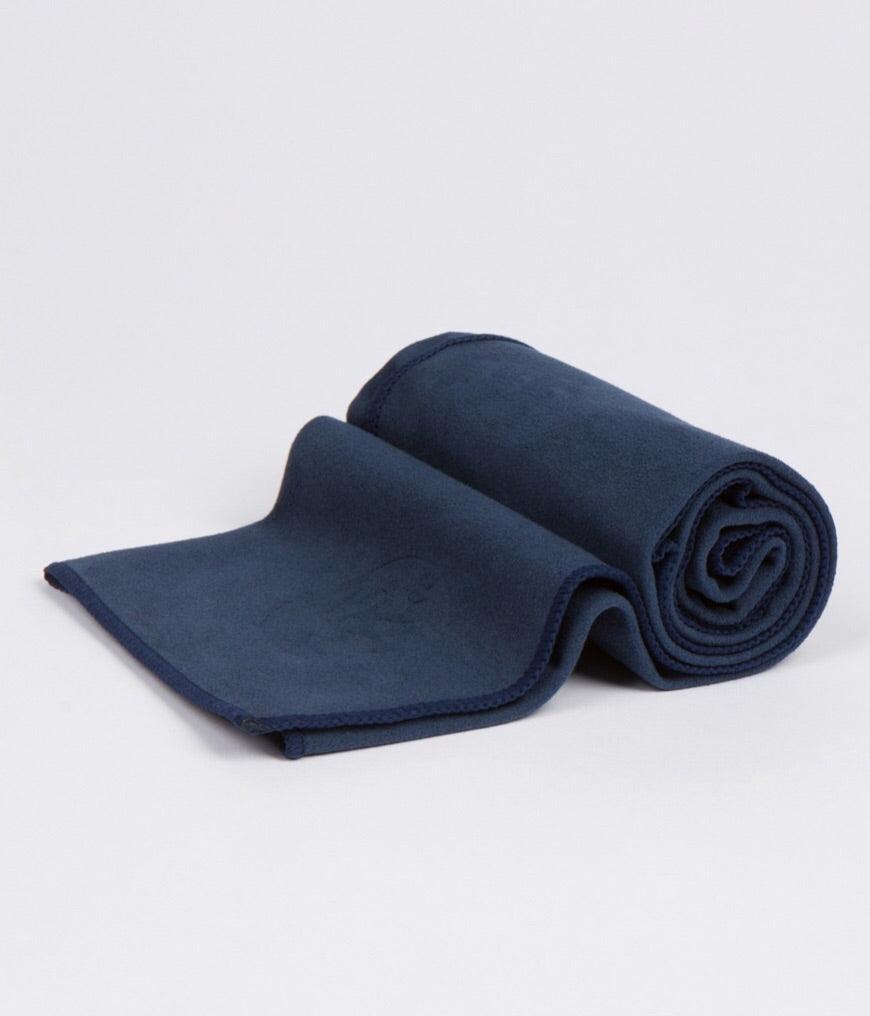 Manduka - Πετσέτα -eQua® Hand Yoga Towel - Midnight. Βάρος 90γρ.  41cm x 67cm - mykarma.gr
