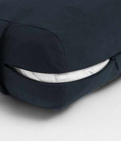 Manduka  enlight™ Rectangular Bolster - Midnight .Διαστάσεις: 71 x 30 x 12 cm Βάρος: 1,1 kg - mykarma.gr