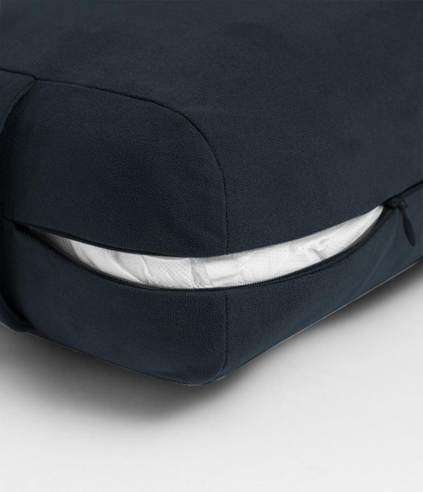 Manduka  enlight™ Rectangular Bolster - Midnight .Διαστάσεις: 71 x 30 x 12 cm Βάρος: 1,1 kg - mykarma.gr