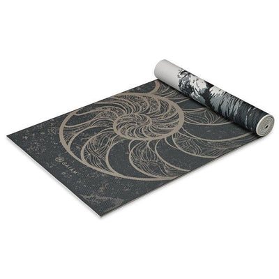 Gaiam Premium Reversible Στρωμα Yoga Spiral Motion- 2 Διαφορέτικα σχέδια στο ίδιο στρώμα(2 όψεις) Διαστάσεις: Μήκος: 173 εκ Πλάτος: 61 εκ Πάχος: 6 mm - mykarma.gr