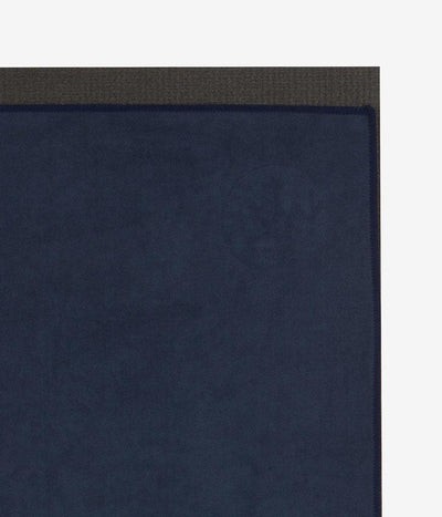 Manduka πετσέτα Στρώματος eQua® Long Yoga Towel -Midnight.  200 x 67 cm  450 g - mykarma.gr