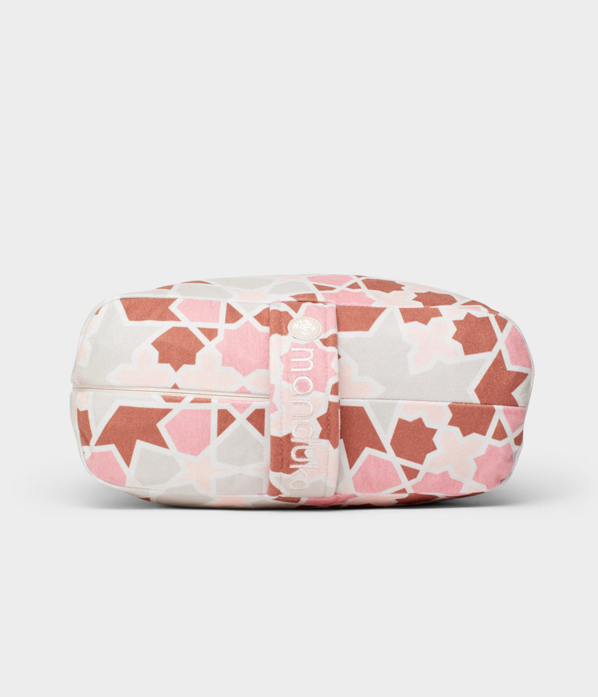 Manduka  enlight™ Rectangular Bolster - Rituals Morganite .Διαστάσεις: 71 x 30 x 12 cm Βάρος: 1,1 kg - mykarma.gr