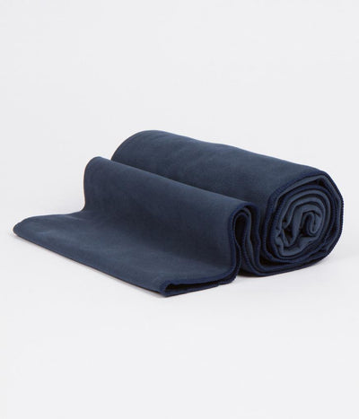 Manduka πετσέτα Στρώματος eQua® Long Yoga Towel -Midnight.  200 x 67 cm  450 g - mykarma.gr