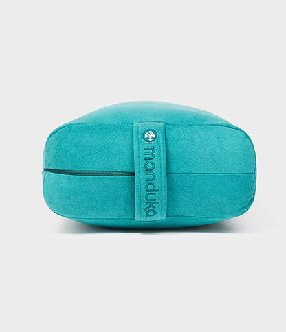Manduka  enlight™ Rectangular Bolster - Deep Sea.Διαστάσεις: 71 x 30 x 12 cm Βάρος: 1,1 kg - mykarma.gr