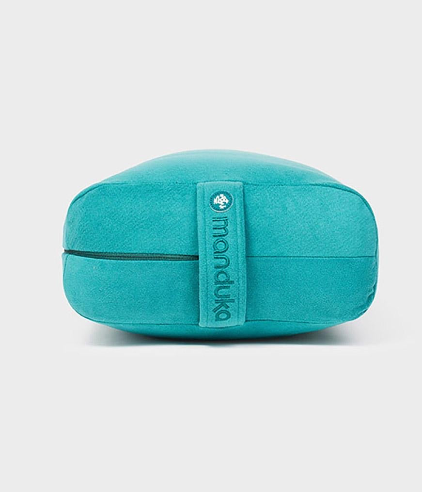 Manduka  enlight™ Rectangular Bolster - Deep Sea.Διαστάσεις: 71 x 30 x 12 cm Βάρος: 1,1 kg - mykarma.gr