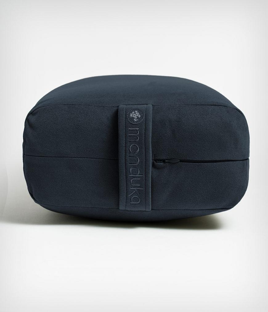 Manduka  enlight™ Rectangular Bolster - Midnight .Διαστάσεις: 71 x 30 x 12 cm Βάρος: 1,1 kg - mykarma.gr