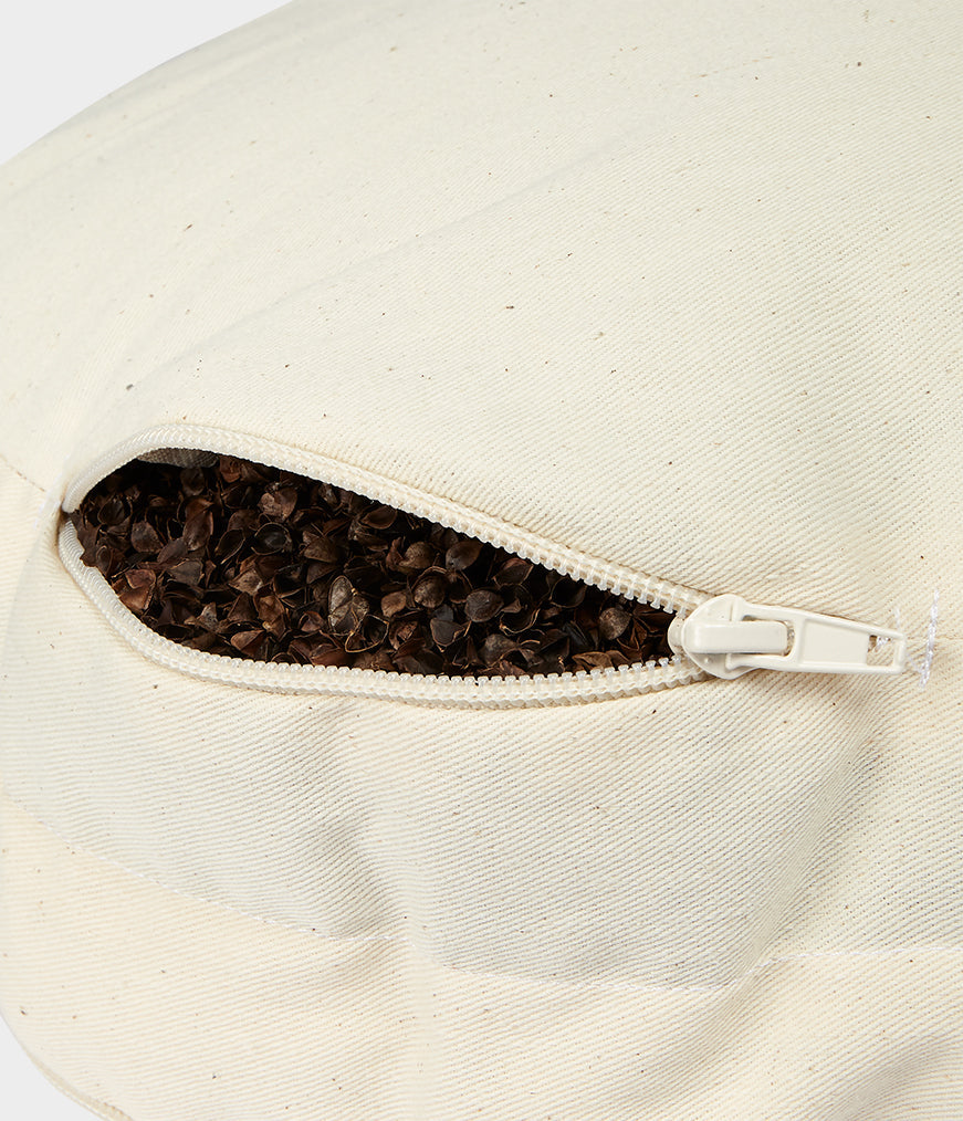Μαξιλάρι Διαλογισμού Manduka Meditation Cushion με υποστήριξη διπλής όψης - Deep Sea .Διαστάσεις: 38cm x 12,7cm.Βάρος: 1,9 kg - mykarma.gr