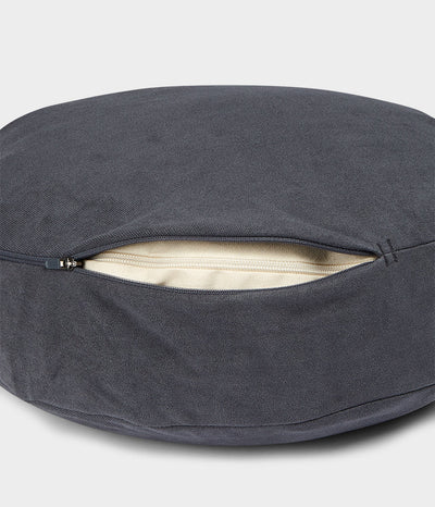 Μαξιλάρι Διαλογισμού Manduka Meditation Cushion με υποστήριξη διπλής όψης - Thunder .Διαστάσεις: 38cm x 12,7cm.Βάρος: 1,9 kg - mykarma.gr