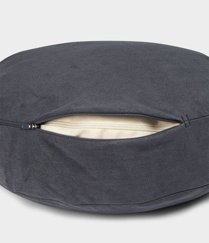 Μαξιλάρι Διαλογισμού Manduka Meditation Cushion με υποστήριξη διπλής όψης - Thunder .Διαστάσεις: 38cm x 12,7cm.Βάρος: 1,9 kg - mykarma.gr