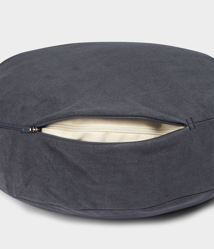Μαξιλάρι Διαλογισμού Manduka Meditation Cushion με υποστήριξη διπλής όψης - Thunder .Διαστάσεις: 38cm x 12,7cm.Βάρος: 1,9 kg - mykarma.gr