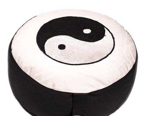 Μαξιλάρι διαλογισμού - σύμβολο Yin Yang - μαύρο/άσπρο. Διαστάσεις 33x17cm - mykarma.gr