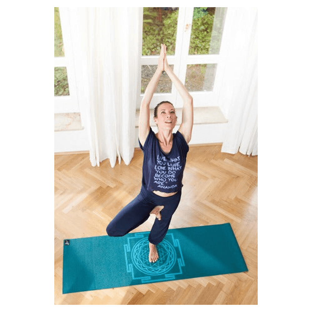 Yogistar - Στρώμα γιόγκα “Basic Sri Yantra” (Petrol). Διαστάσεις: 183 εκ x 61 εκ x 4 mm Βάρος: 1,1 kg - mykarma.gr